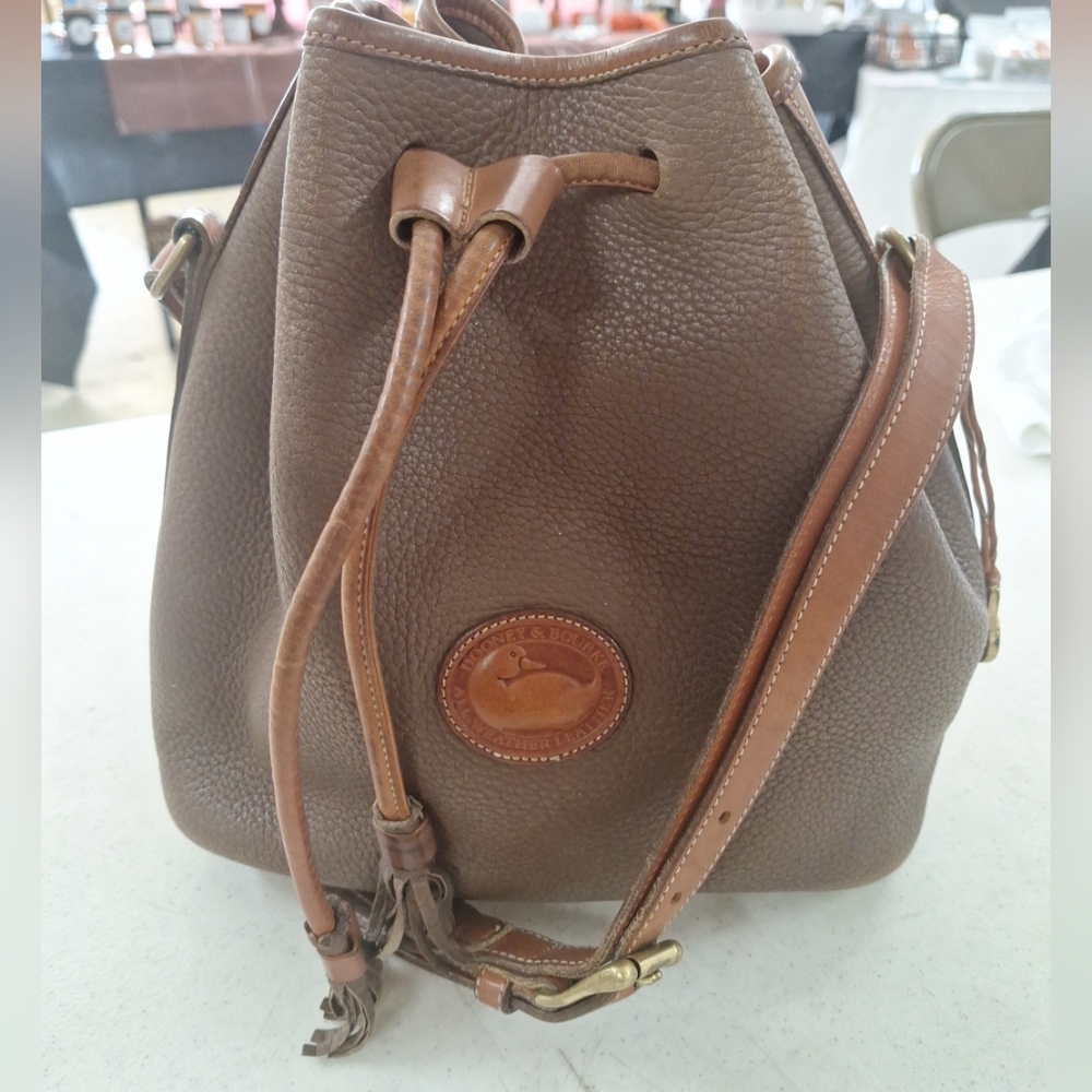 Vtg Dooney & Bourke Pebble Leather Large Drawstring Bucket Bag Taupe Brown USA